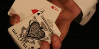 En rigtig tryllekunstner kan blande kortene med én hånd!
